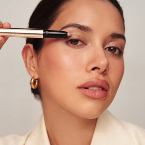 Model dat Meroda Mini Eye Shimmer Set in de tint Champagne aanbrengt op het ooglid