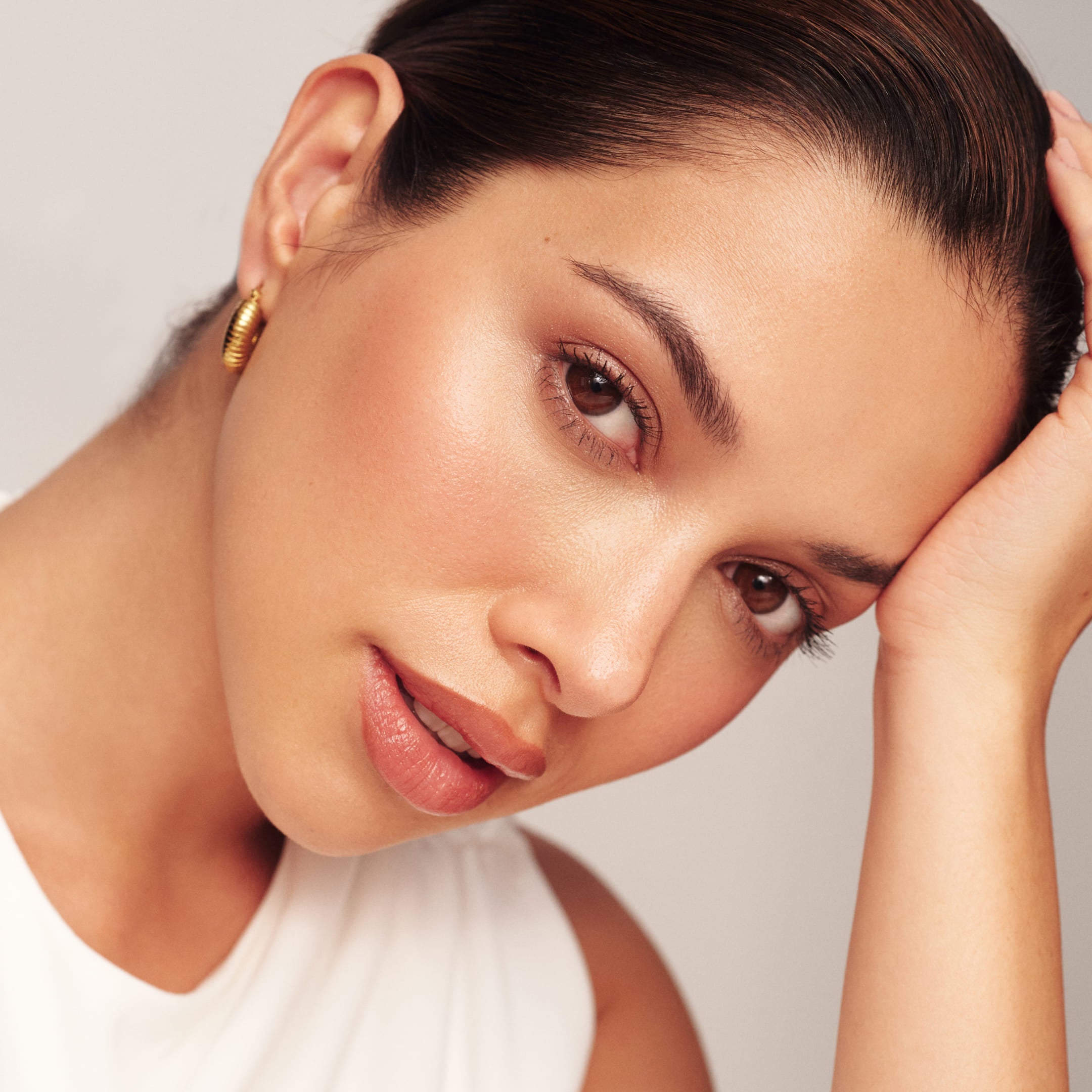 Effortless Gaze Duo met de Eye Perfecting Shimmer Stick in Bronze op een model voor een warme gloed