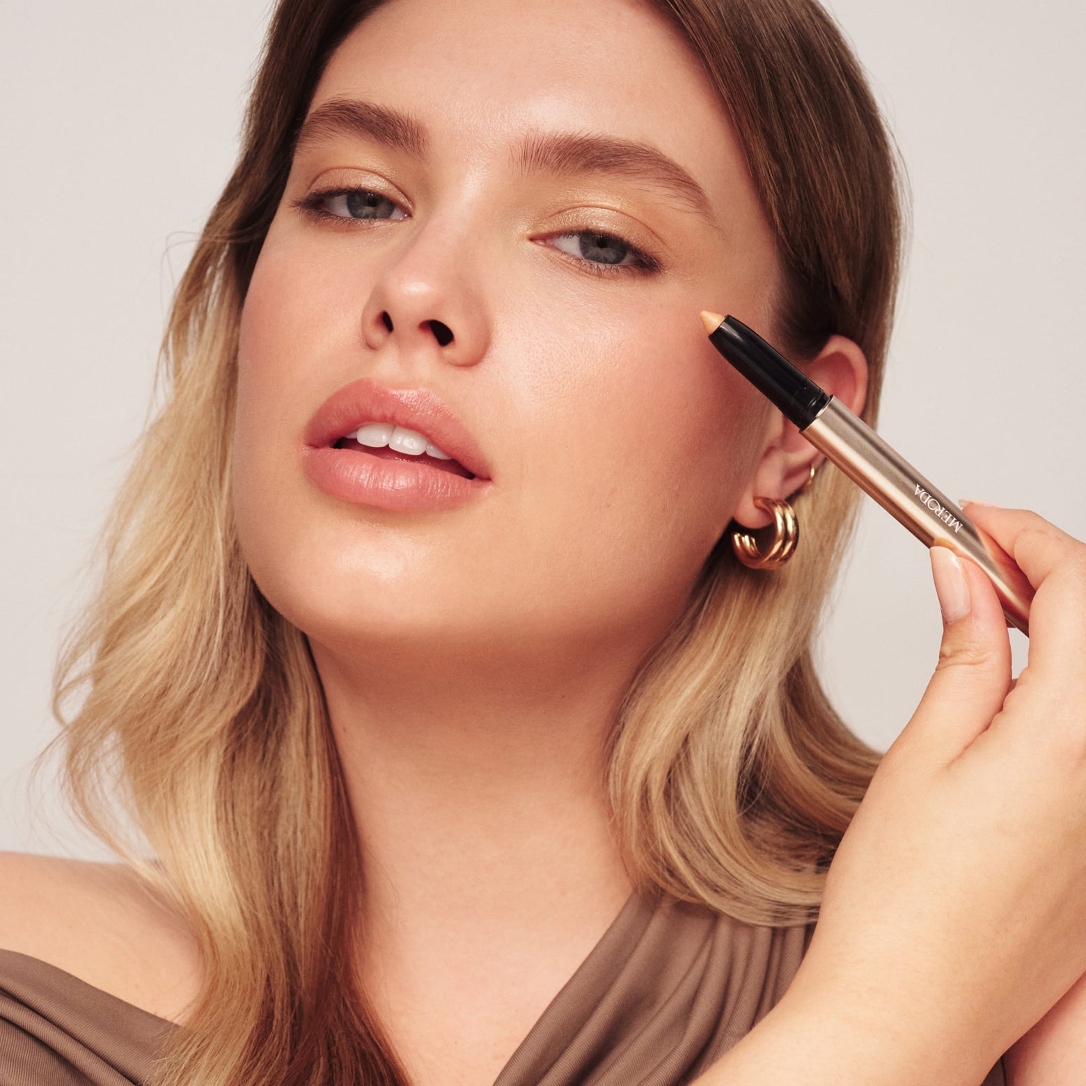 Meroda Eye Shimmer Stick Gold Model
