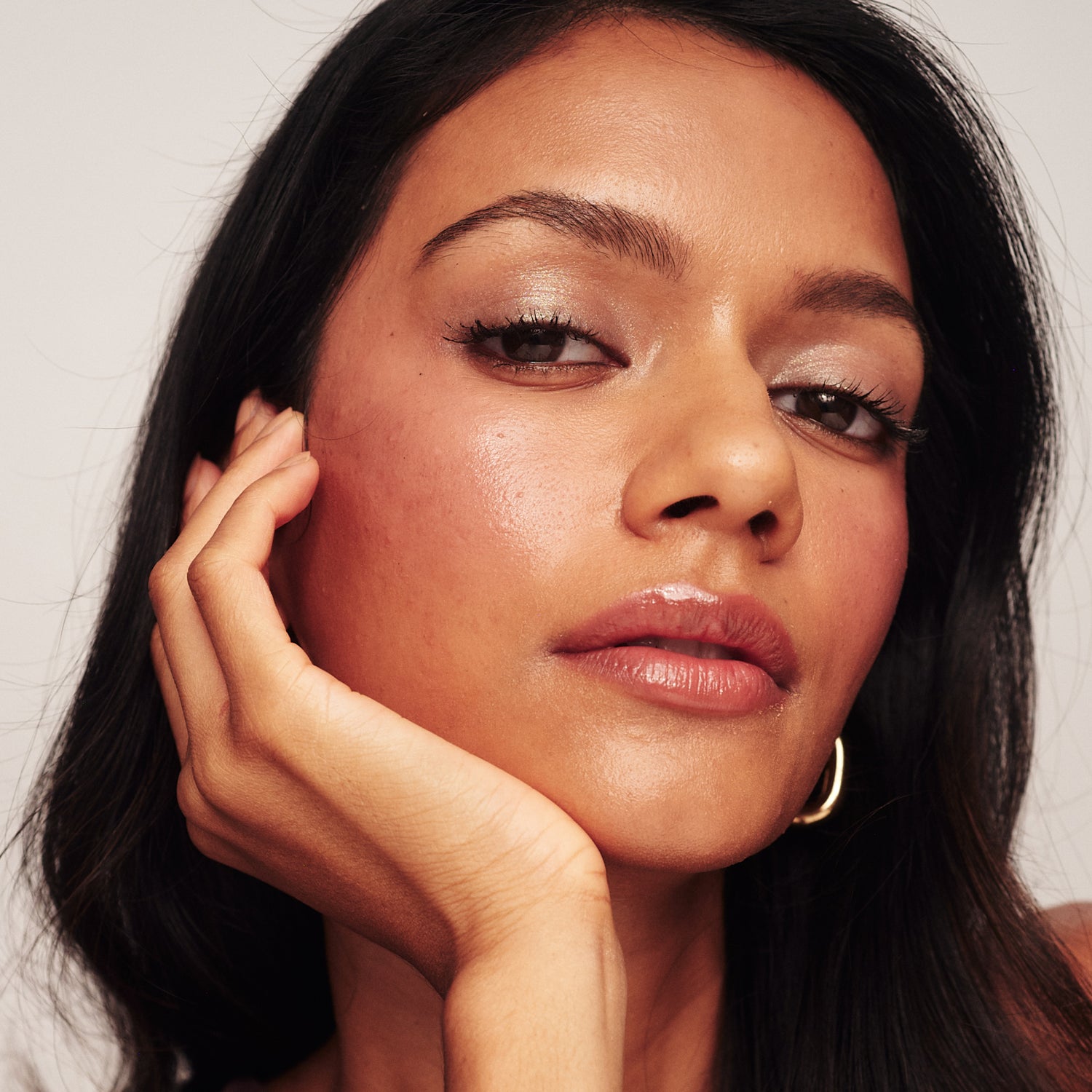 The No-Makeup Makeup Kit met Eye Perfecting Shimmer Stick in Pearl op een model voor een stralende, natuurlijke gloed.