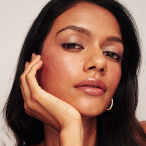 The No-Makeup Makeup Kit met Eye Perfecting Shimmer Stick in Pearl op een model voor een stralende, natuurlijke gloed.