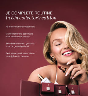 Lachend blond model houdt een lipstick en foundation vast naast de Advent Calendar in een bordeauxrode setting