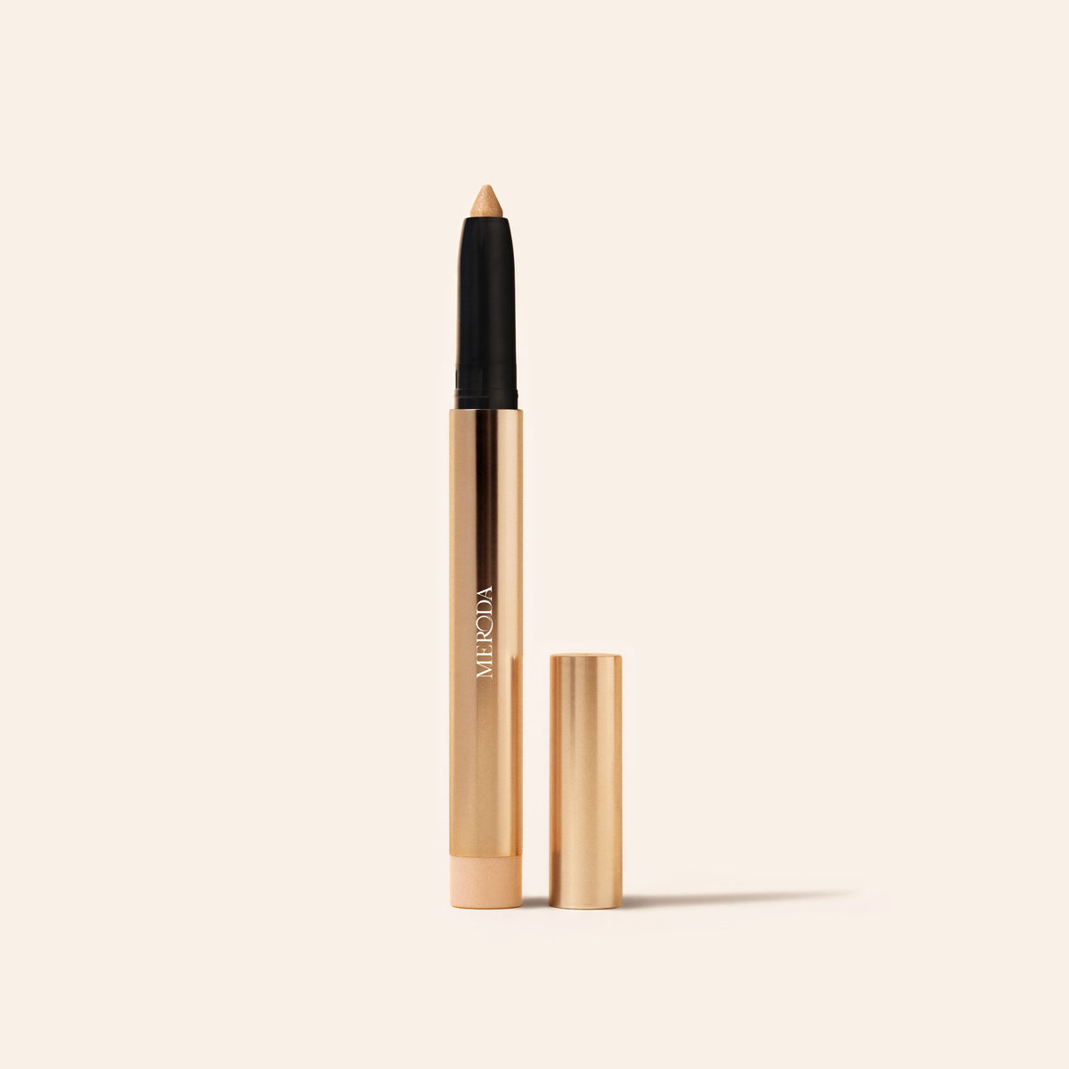 Meroda Cosmetics Eye Perfecting Shimmer Stick in Champagne uit The Eye Edit met een gouden huls