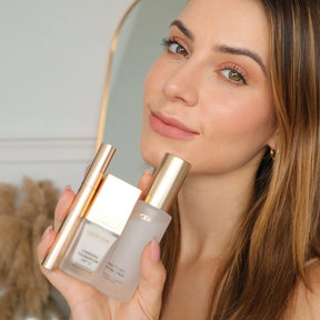 Travel Kit met mini Changing Foundation, Final Touch Setting Spray en Gilded Lashes Mascara vastgehouden door een model