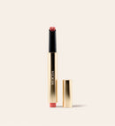 Hydrating Lip Tint in Peachy Rose in een slanke gouden metallic pen met losse dop op een crème achtergrond.