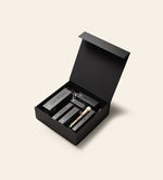 Meroda Cosmetics open matzwarte Gift Box met strakke magnetische sluiting, gevuld met make-upproducten en een kwast