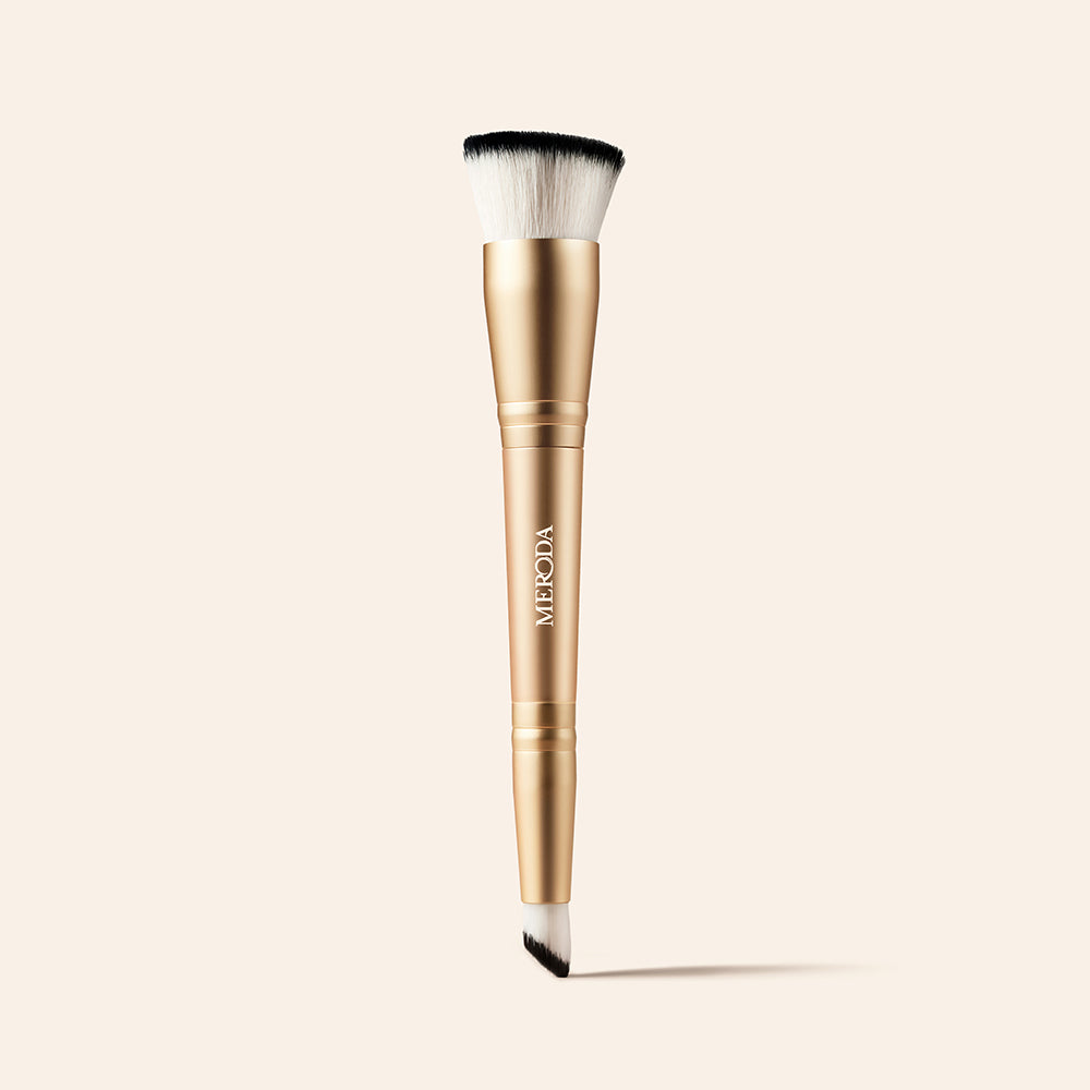 Meroda Cosmetics 2-in-1 Build & Conceal Brush met gouden handvat en dubbelzijdige haren voor foundation en concealer.