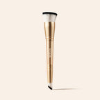 Meroda Cosmetics 2-in-1 Build & Conceal Brush met gouden handvat en dubbelzijdige haren voor foundation en concealer.