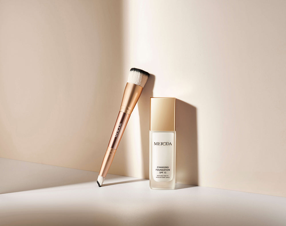 Meroda Cosmetics 2-in-1 Build & Conceal Brush leunend tegen de Changing Foundation fles