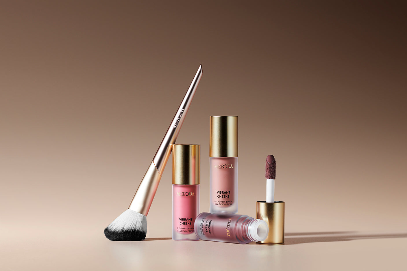 Meroda Vibrant Cheeks Blush Brush afgebeeld met Vibrant Cheeks Liquid Blush flesjes en applicator