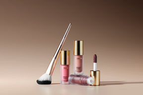 Meroda Vibrant Cheeks Blush Brush afgebeeld met Vibrant Cheeks Liquid Blush flesjes en applicator