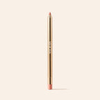 Signature Lip Pencil in Perfect Nude met een gouden metallic huls en spitse punt op een crème achtergrond.