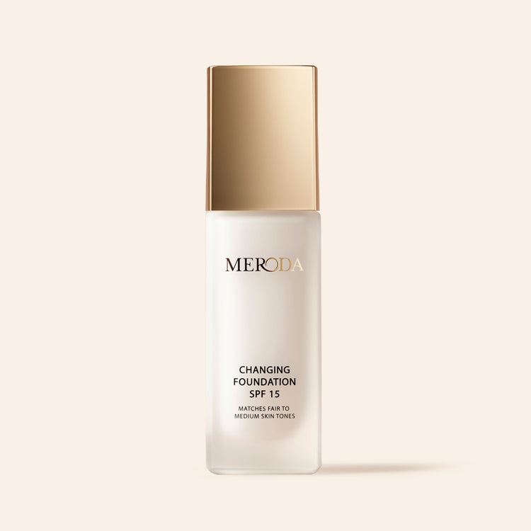 Changing Foundation SPF 15 fles uit The Meroda Starter Set voor lichte tot medium huidtinten met een gouden dop.