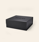 Matte zwarte Meroda cadeauverpakking met een subtiel zwart logo voor een luxe presentatie