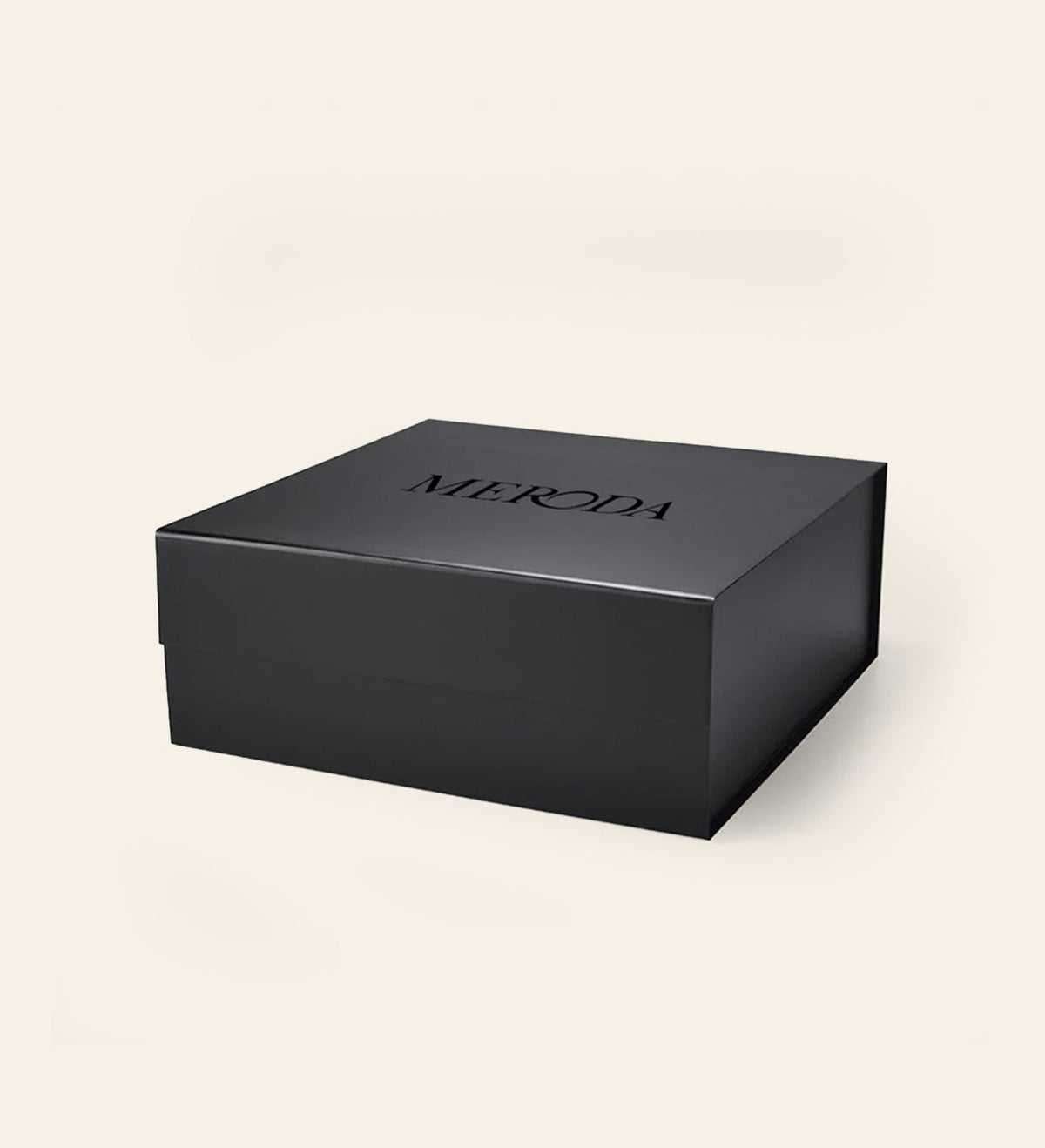 Matte zwarte Meroda cadeauverpakking met een subtiel zwart logo voor een luxe presentatie