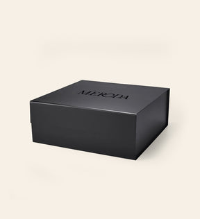 Matte zwarte Meroda cadeauverpakking met een subtiel zwart logo voor een luxe presentatie