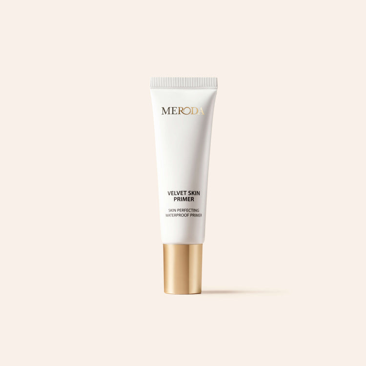Mini Primer witte tube met gouden dop, een egaliserende basis die poriën en fijne lijntjes vervaagt.