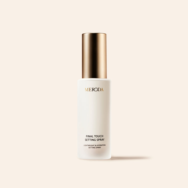 Meroda Final Touch Setting Spray in een wit flesje met gouden dop, onderdeel van de lichtgewicht The Perfect Base Mini.