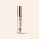 Meroda Cosmetics Universal Concealer tube die langhoudende en creaseproof voordelen benadrukt op een lichte achtergrond