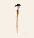 Vibrant Cheeks Blush Brush met goudkleurig handvat en zachte synthetische haren voor een naadloze finish