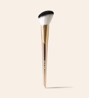 De Vibrant Cheeks Blush Brush met zachte synthetische haren voor een naadloze finish