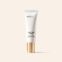 Meroda Cosmetics Velvet Skin Primer egaliserende primer tube rechtopstaand op een lichte achtergrond
