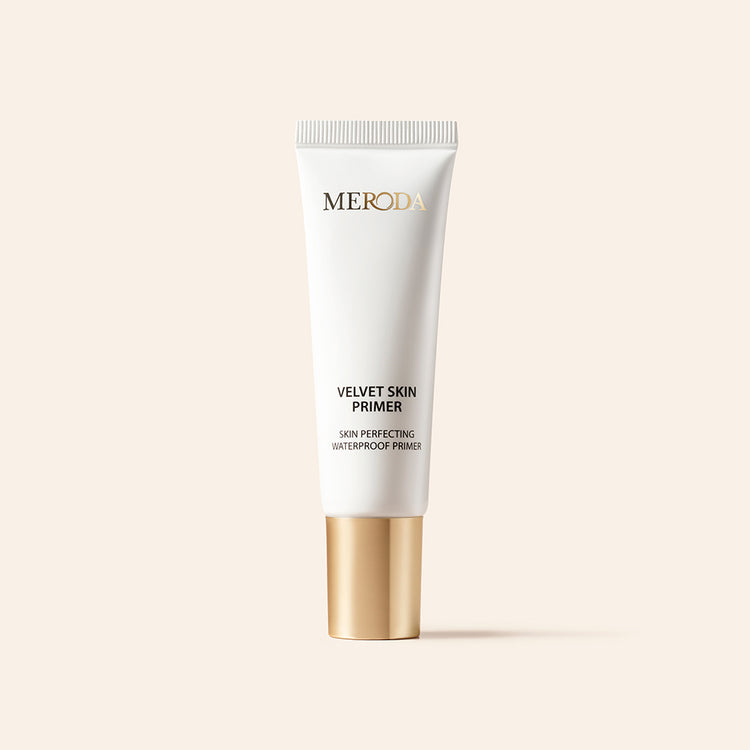 Meroda Cosmetics Velvet Skin Primer egaliserende primer tube rechtopstaand op een lichte achtergrond