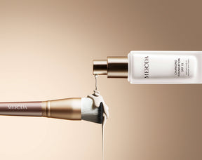 Meroda 2-in-1 Build & Conceal Brush met Changing Foundation SPF 15 die op de synthetische vezels wordt gegoten