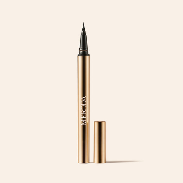It's All About The Wing Liquid Waterproof Eyeliner gouden metallic pen met fijne precisiepunt op lichte achtergrond