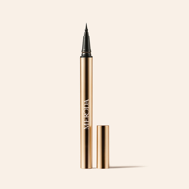 It's All About The Wing Liquid Waterproof Eyeliner gouden metallic pen met fijne precisiepunt op lichte achtergrond