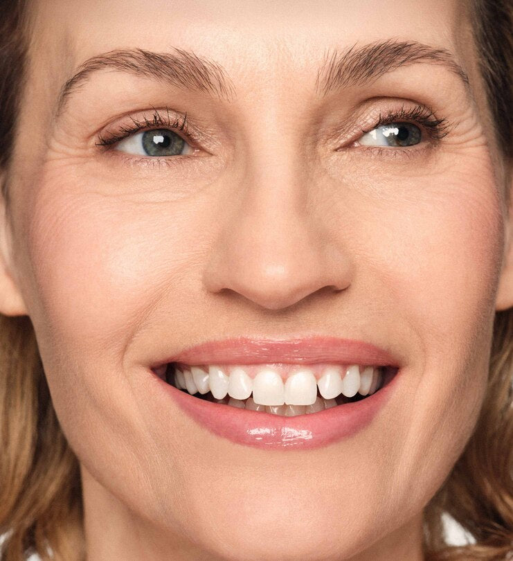 Hydrating Lip Tint aangebracht op model in de tint Dusty Rose, met gehydrateerde, natuurlijk vollere lippen