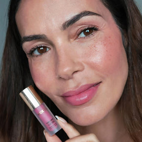 Blush Discovery Trio met een vrouw die een liquid blush vasthoudt voor een zachte, gezonde gloed