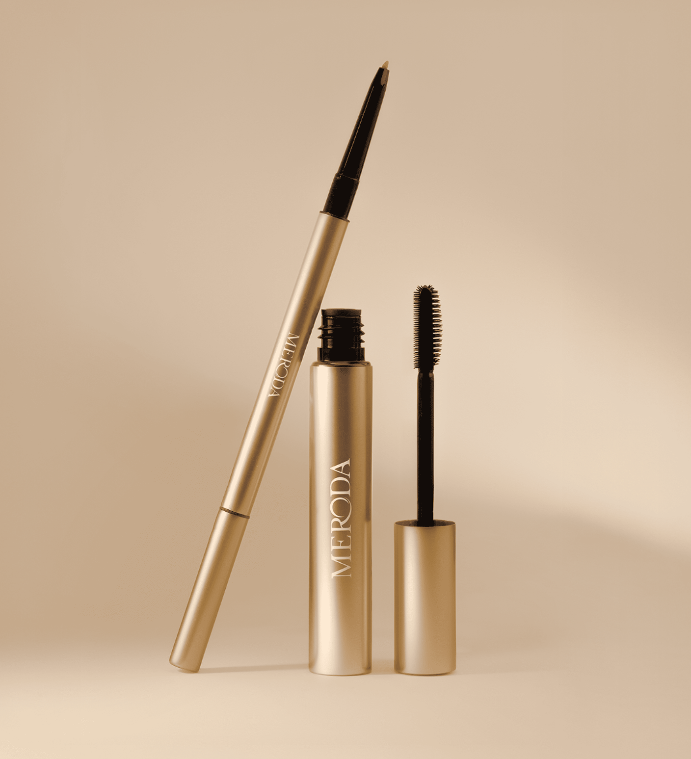 Meroda Cosmetics The Brow Defining Duo met The Precision Brow Pencil en The Precision Brow Gel op een beige achtergrond