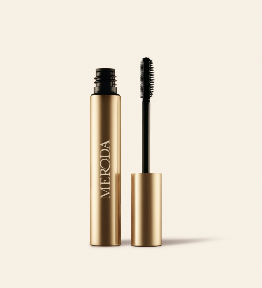 The Precision Brow Gel met de unieke siliconen applicator met korte en lange borstelharen voor precieze styling.