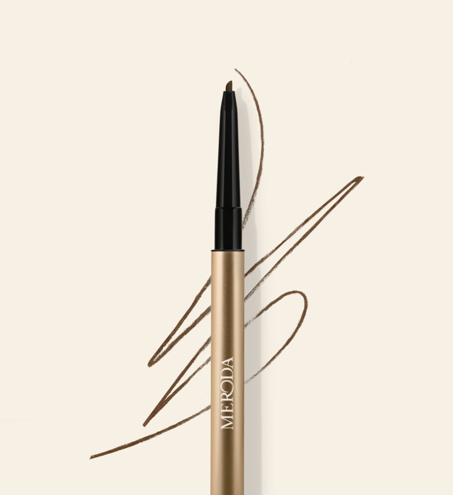 Meroda Cosmetics The Precision Brow Pencil in Cool Brown met een swatch van fijne, haarachtige lijntjes