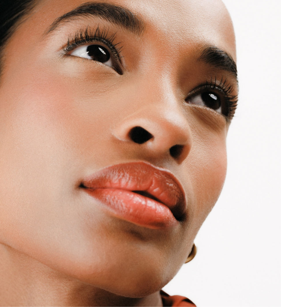 The Key Essentials look met Changing Foundation voor een egale huid en verlengde Gilded Lashes Mascara.