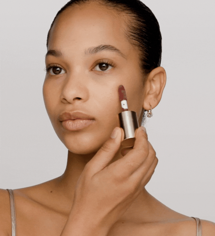 Het aanbrengen van Vibrant Cheeks Liquid Blush in de tint Grape Galore