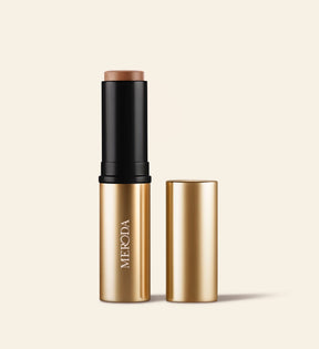 Meroda Cosmetics Soft Tan Bronzer in Medium, een romige bronzerstick in een strakke goudkleurige verpakking.