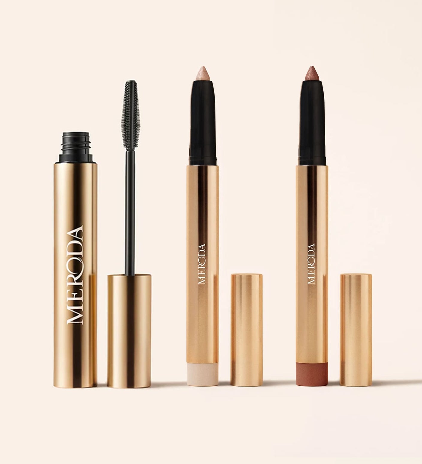 The Smokey Eye Bundle met een mascara en twee Eye Perfecting Shimmer Sticks in een elegante gouden verpakking.