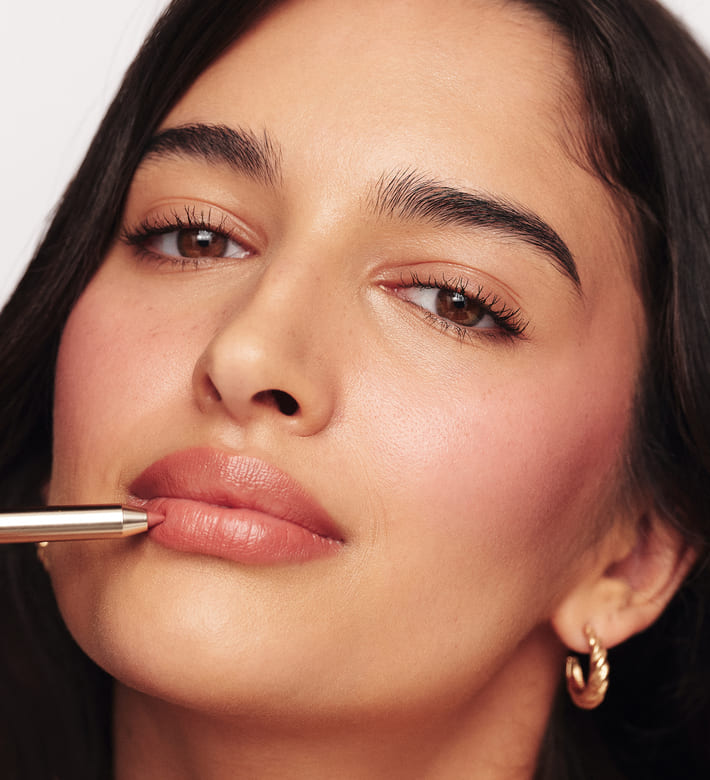 Model die Signature Lip Pencil van de Perfect Nude Lip Duo aanbrengt