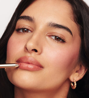 Model die Signature Lip Pencil van de Perfect Nude Lip Duo aanbrengt