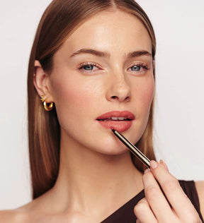 Signature Lip Pencil van de Perfect Nude Lip Duo aangebracht op een model voor precieze definitie