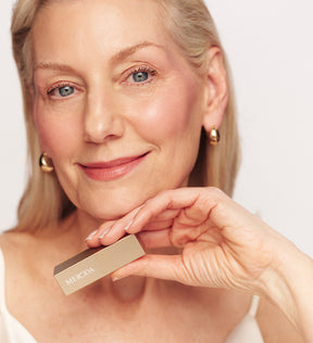 Velvet Dream Lipstick in Perfect Nude uit The Valentines Bundle op een model voor een natuurlijke, stralende finish.