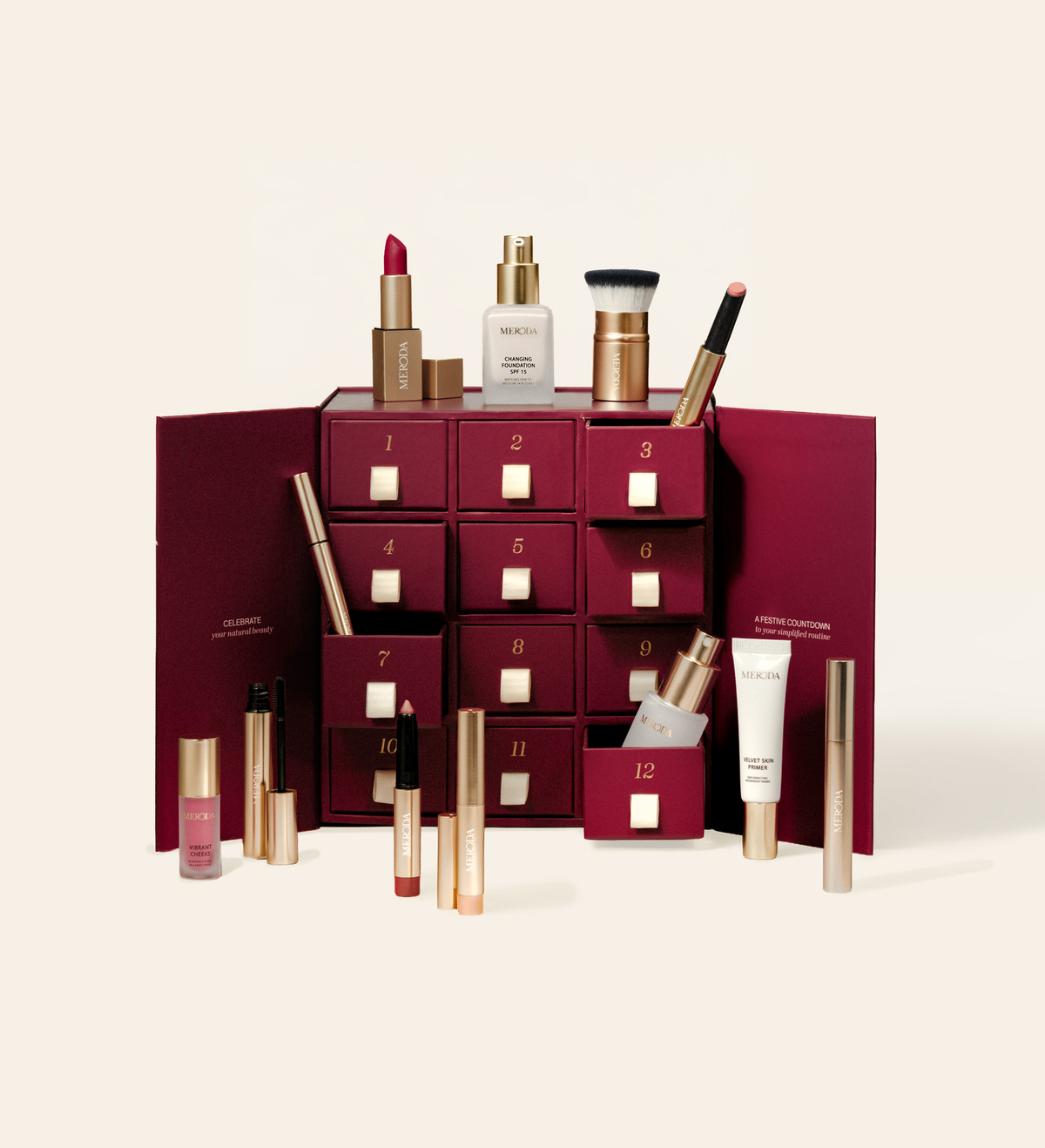 Festive maronnenkleurige adventskalender met 12 genummerde lades en diverse Meroda beautyproducten en een foundationkwast
