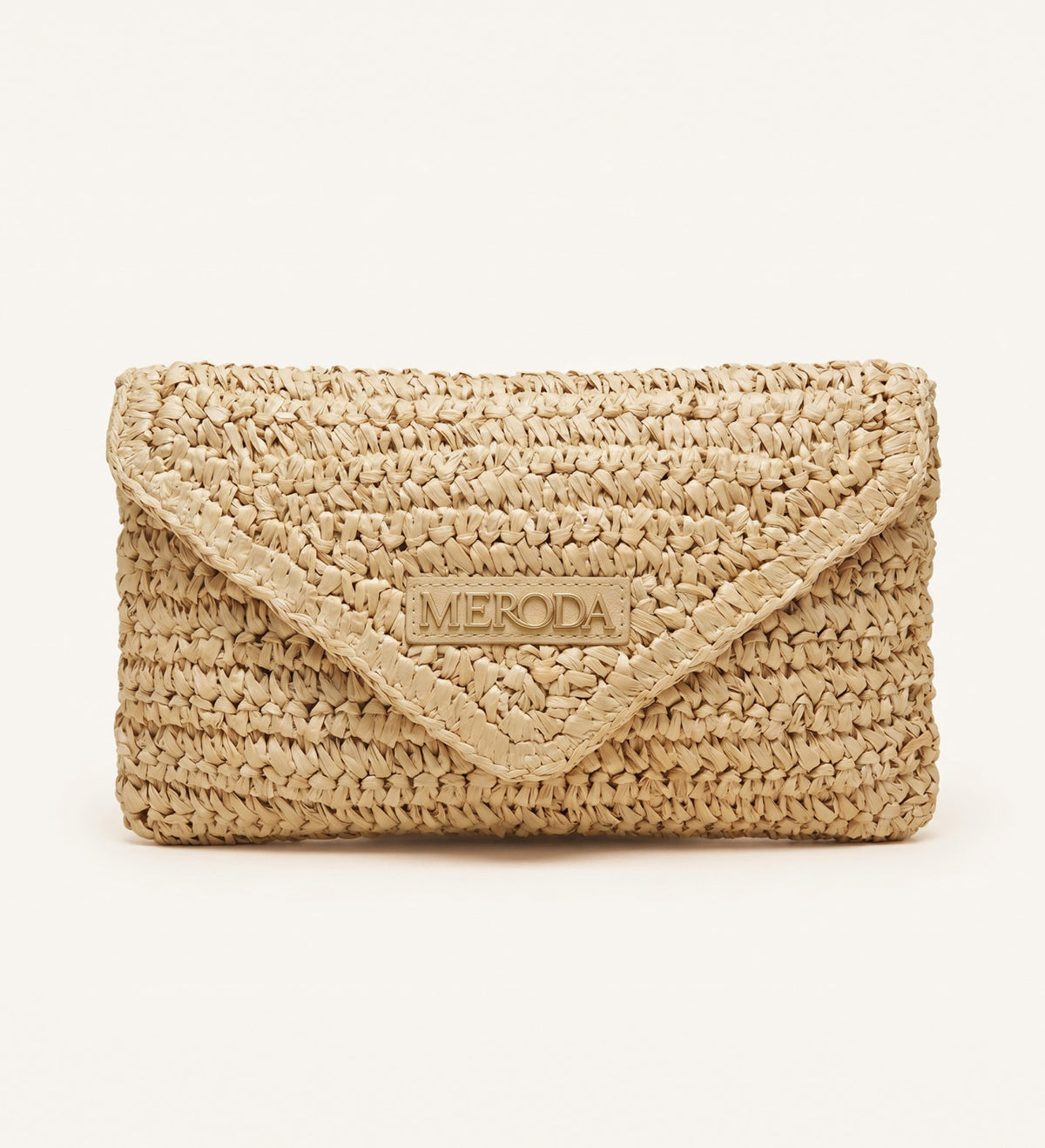 Summer Travel Clutch van geweven papierstro met een driehoekige flap en centraal Meroda-logo.